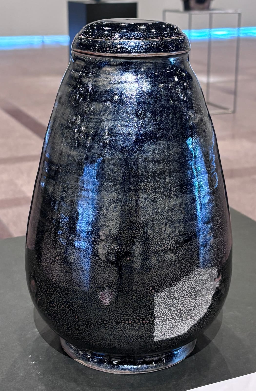 「希望の器」鉄釉蓋付き壺